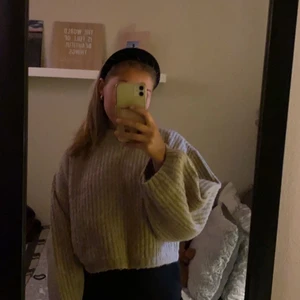 Stickad tröja  - Säljer denna mysiga tröja med balongärmar. Använd ca 3 gånger. Säljer en likadan i rött. ‼️Tryck inte på köp direkt!