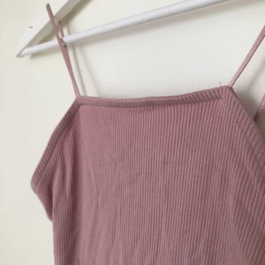 Klänning - Rosa klänning från Bikbok i storlek XS. Passar S också eftersom den är stretchig. 