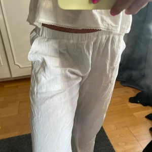 linnebyxor  - dessa jättesnygga linnebyxorna i stl xs, säljer på grund av att jag har två par🤍 skriv om ni har frågor eller vill ha fler bilder, startar budgivning om det är många intresserade 