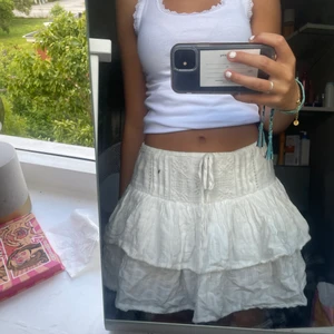 lågmidjad kjol - intressebolag på denna fina lågmidjade kjol från pull and bear, ganska kort men den har inbyggda shorts så den är perfekt❤️ inte säker på att jag vill sälja så skriv till mig innan och tryck INTE på köp direkt❤️