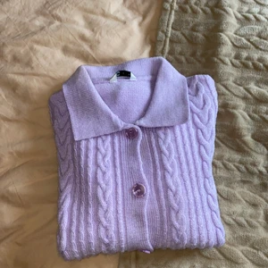 Lila stickad tröja  - Lila stickad tröja från bikbok. Aldrig använd 