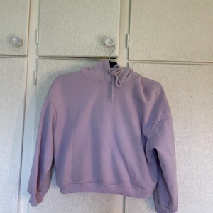 lila hoddie  - TRYCK INTE PÅ ”KÖP NU”   säljer min lila hoddie från Lager 157. Säljs då jag inte använder den längre. Storlek Xs/S