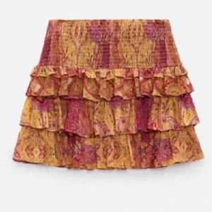 Zara kjol!  - Zara kjol råkat beställa två därmed vill jag sälja den andra! Aldrig använd men ingen lapp kvar! 💕