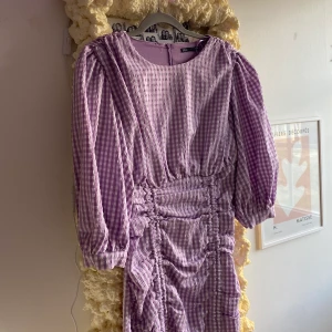 Zara klänning - Helt ny klänning från zara stel M men liten i strl så passar bättre på S 🥰