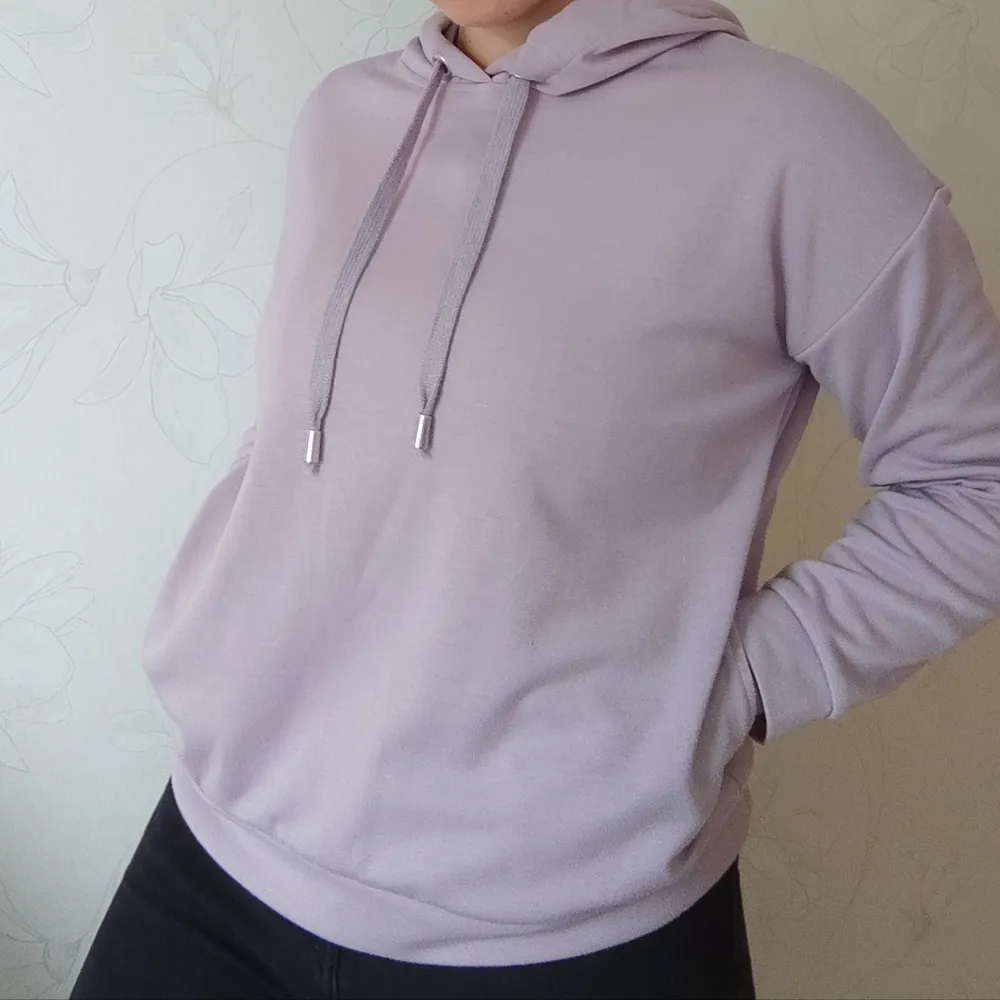 Ljuslila hoodie. Går att ha så eller som träningströja. Väldigt andningsbart material, men håller ändå värmen. Dessutom har den 2 fickor. Polyester, viskos och elastan och väldigt mjuk😊. . Hoodies.