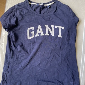 Gant t-shirt - En vanlig enkel marinblå gant t-shirt i storlek M. Har ni blivit för liten, kontakta för bättre bilder. Köparen står för frakten, går även att komma överens om att mötas upp💓 Pris går även att diskuteras:)