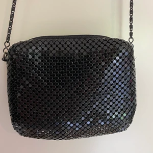 Väska  - En fin svart liten väska ❤️ vet inte vart jag köpte den fast jag kom ihåg att det var väldigt dyr 😊 säljer den för 250kr fri frakt❤️