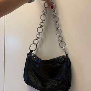 Säljer denna snygga handväskan från Nelly.com, fint skick!🖤🖤✨