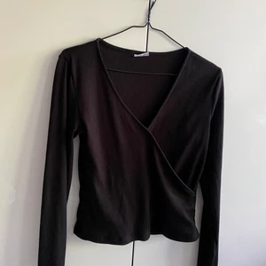 M - Beskrivning finns på bilden, tröjan är kolsvart men pågrund av ljuset så ser den inte ut o vara det den sitter jätte fint på:)