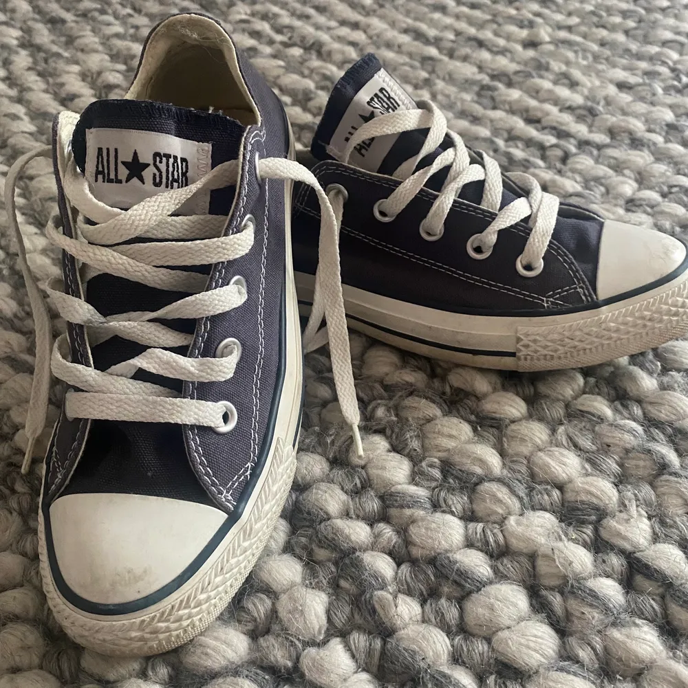 Säljer dessa fina blåa converse skor i storlek 36💕 sparsamt använda och är i väldigt bra skick. Kan skicka mer bilder om det behövs💕. Skor.