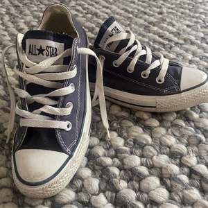 Säljer dessa fina blåa converse skor i storlek 36💕 sparsamt använda och är i väldigt bra skick. Kan skicka mer bilder om det behövs💕