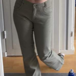 Militär gröna jeans, andvända runt en två gånger. Säljer pågrund av att dom är lite för stora. Storlek 38.  Jag är 171cm lång och dom passar perfekt i längden.