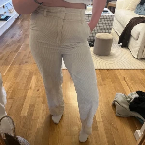 Beigea manchesterbyxor från gina  - Från Gina och är bara använda va 2 gånger. Supersnygga men lite för små för mig. Passar de som är lite kortare.