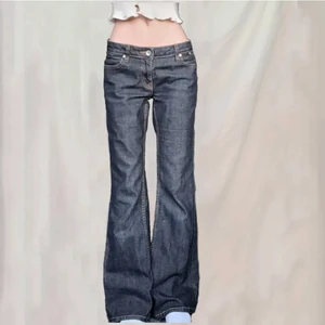 Lågmidjande jeans - Ett par svarta/gråblå låg midjade jeans köpta på plick, kom privat för mått ❤️ 