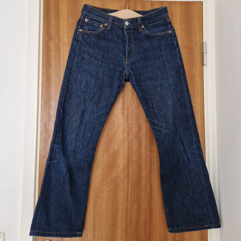 Ett par mörkblåa jeans från Levis. Waist 30 och Length 34. I fint skick och har inte använt så mycket. . Jeans & Byxor.