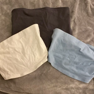 Tubtoppar från hm - Köp en för 29, två för 50 eller tre för 70. Blå storlek xs, vit storlek xxs, grå storlek s. Frakten kostar 26 kronor om man köper en eller två. Pga att paketet blir över en viss gräns med tre toppar kostar frakten då 45 kronor. Vit och blå såld