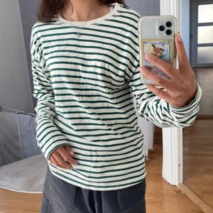 Randig tröja - En grön/ vit randig tröja från Zara som ej kommer till användning (använd 1 gång). Lite tjockare material, storlek m men passar xs/s för en mer oversized fit. pris går att diskuteras!