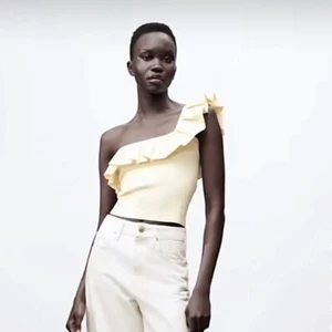 Volang topp - Fin topp från zara som är nästintill oanvänd❤️