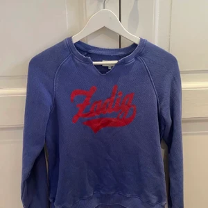Zadig Voltaire Tröja - Säljer denna super fina tröjan från Zadig💙 Kommer tyvärr inte längre till användning! Köptes hör på plick och är i begagnat skick. Säljer för 400+frakt📦