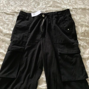 cargobyxor - säljes pga för stora i midjan för mig, lappen sitter kvar o de är endast provade