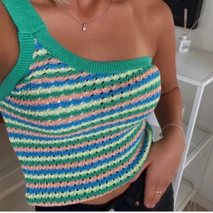 Zara topp - Säljer en supersöt zaratopp i jättefint skick!! Hör av er för fler bilder eller frågor !!!Lånade bilder!!!