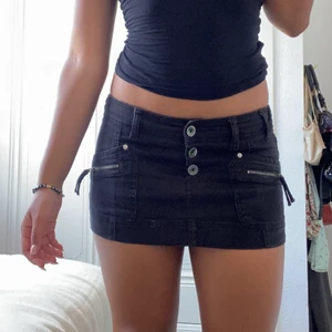 Svart jeanskjol  - svar lowwaist jeanskjol! väldigt coola knappar/detaljer! från gammal BERSHKA kollektion💚🖤den är lite stretchig💋 (se bio för övrig info)