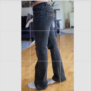 Low waist bootcut jeans - Jättefina Low waist bootcut jeans från John baner i storlek 38. Dom är långa i benen på mig som har väldigt långa ben💗köparen står för frakt