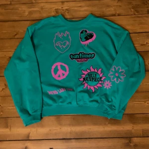 Skit fin grön tröja💚 - Superfin grön tröja med tryck. Använd ett fåtal gånger och är i bra skick💚