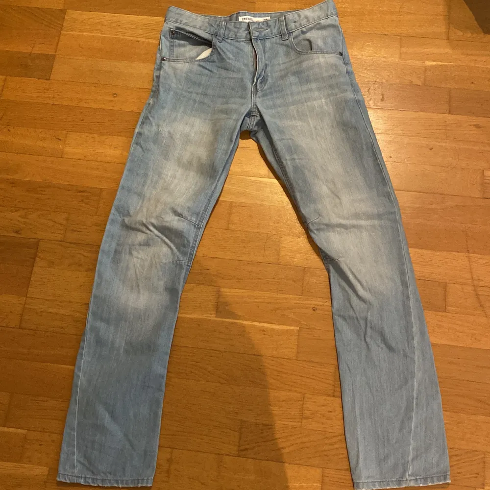 Lågmidjad blå jeans som jag endast ha använt  1 gång:) Den är tyvärr för små för mig, därför säljer jag denna❤️ Buda järna privat:)). Jeans & Byxor.