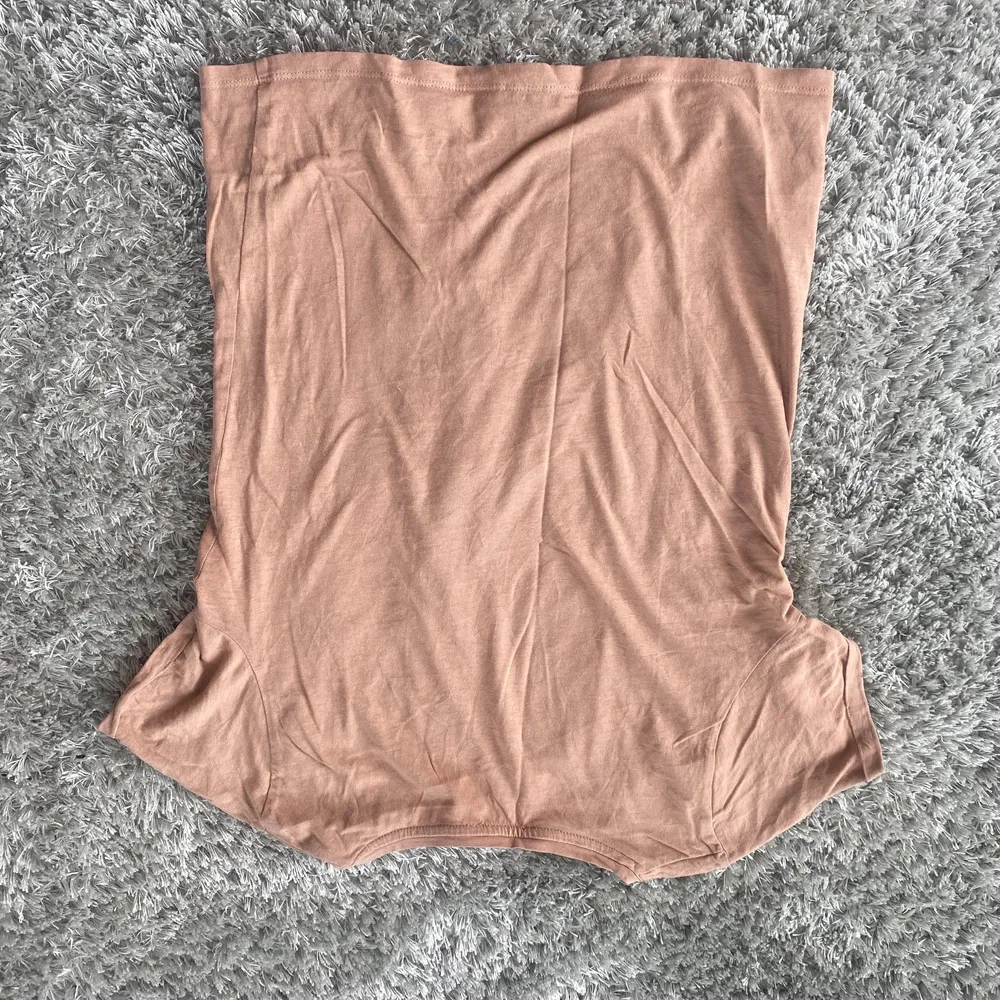 Brun/beige T-shirt med tryck använt några få gånger. (Kameran är it den bästa). T-shirts.