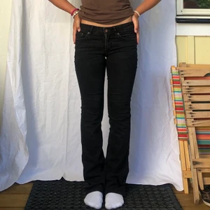 Lågmidjade jeans - Svarta lågmidjade bootcut jeans från gamla HM i bra skick! Jag är 160cm och de ör för långa för mig, använder ej funktionen frakt 63kr ❤️