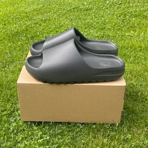 Yeezy Slide Onyx  - Adidas Yeezy Slide Onyx  Pris: 1499kr   Storlek - US 14 / 48.5 (passar 45-46)   Condition - 10/10  Mer bilder, frågor och köp sker via DM   Fraktas över hela Sverige, kan också mötas upp i Skövde 📍