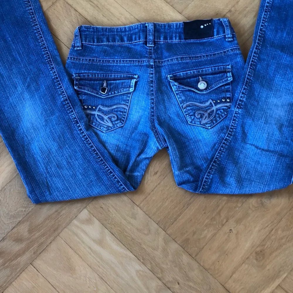 Lågmidjade jeans med coola bakfickor, storlek s säljer då jag ej använder dom. . Jeans & Byxor.