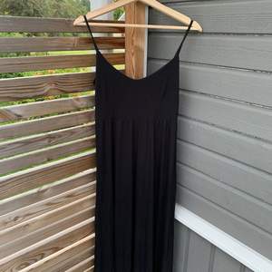 En svart långklänning i storlek S 🥰 Inga tecken på användning. Jätteskönt luftigt tyg🌸 45kr + frakt ( 49kr )✨💗