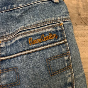Vintage jeans - Supersnygga vintage jeans, vet ej exakt strl men passar en M, säljer då de äver för stora och för långa för mig. Sista bilden ser man att det blivit märken pga att de varit uppvikta så om ni är lite kortare går det ju att vika upp🥰