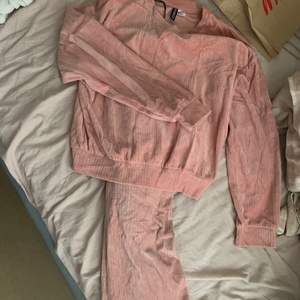 Detta är ett rosa mjukis set köpt från H&M. Byxorna är i storlek M men passar på en S och tröjan är i Storlek S. Väldigt mysigt och skönt set att ha på sig under vardagen. Det är bara att höra av er om ni har frågor angående pris,bilder,leverans eller annat!