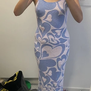 fluffig sommarklänning - sommarklänning med lite fluffigt tyg som tyvärr aldrig kommit till användning:( nypris 800