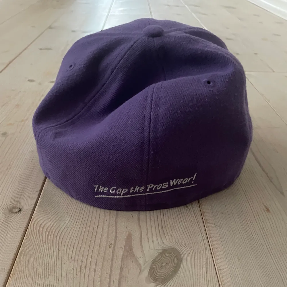 Säljer en riktig fin NewEra keps. Den är i nästan nyskick och i storlek 7 1/8. Hör av er vid funderingar!. Accessoarer.