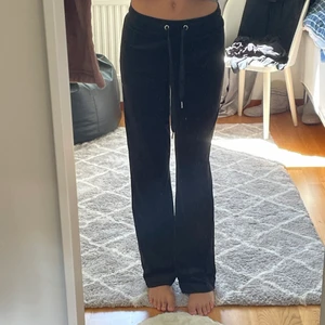 Mjukis - Fina svarta mjuka mjukisbyxor från Gina. Väldigt bra skick!❤️❤️ Köparen står för frakten!