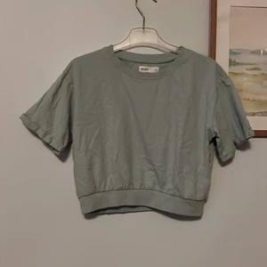 Kort ljus grön topp - Kort ljus grön topp  Kantakta om frågor!😊
