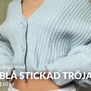Blå stickad tröja - Blå stickad tröja v ringad. Sitter löst men tight vid händerna. Sticks elller klickar ingenting. Storlek xs. Använt många gånger men fortfarande bra skick.