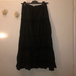 Volang kjol - Påminner om brandy melville fast i svart. Väldigt skön och fin. Ordinarie pris gäller ‼️