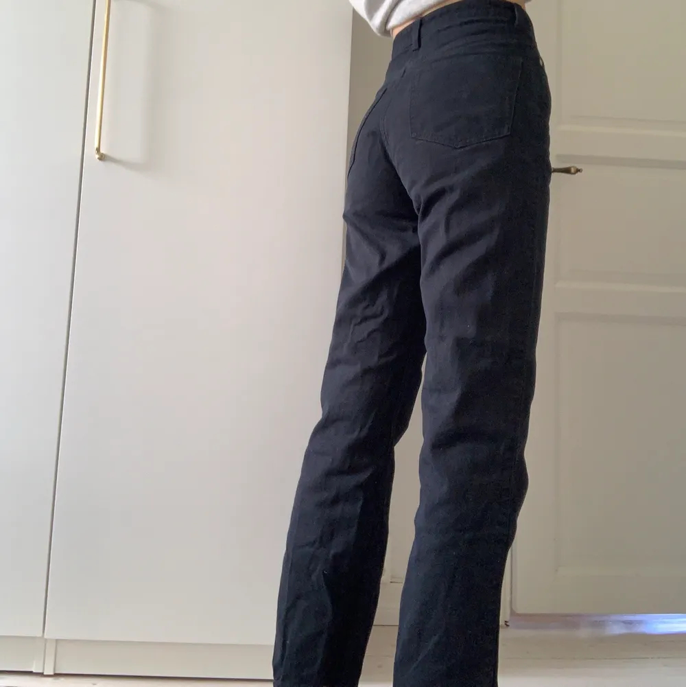 Svarta jeans från weekday i modellen Svarta jeans från Weekday i modellen Rowe, storlek w27 l32. Säljer då de är för korta på mig som är 172cm. Nypris var 500kr och säljer för 150kr + frakt.. Jeans & Byxor.