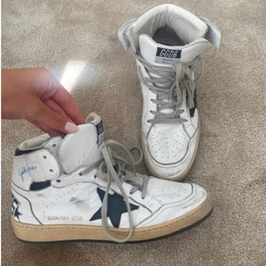 Golden goose high sneakers  - Säljer dessa knappt använda golden goose sneakers pga att de ej används tyvärr! Några få slitningar på vissa ställen men modellen i sig är menat för att det ska se slitet ut så det är inga defekter jag har åstadkommit. Köpta för 4750kr + frakt. 