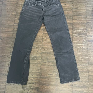 Arrow low jeans - Jätte fina lågmidjade jeans från weekday💕 Dom är i modellen arrow low och är använda 2-3 gånger💕  kom privat för bilder på och köparen står för frakt 