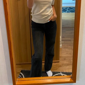 Jeans  - TRYCK INTE PÅ KÖP NU! Blir bara krångligt. Zara jeans modell mid waist straight. Säljer då jag har ett par liknande byxor jag använder mer. Frakten kostar 66kr🫶🏼