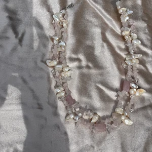 Fint halsband  - Ett halsband med rosenkvarts och sneckor, super fint och är enkelt att styla med kläder passar till nästan alla outfit. kontakta mig för svar på dina frågor!💕