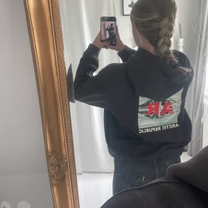 Hoodie - Säljer denna coola hoodie, inte riktigt min stil så därför jag säljer. Men i väldigt bra skick 🤌🏻