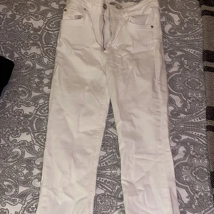 Vita jeans - Säljer dessa vita jeans med bootcut pågrund av att de blivit för små. (Stryker innan leverans).