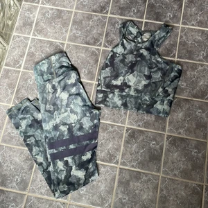 Stronger sett - Stronger sett i camo mönster. Byxorna är lite noppriga på insidan av höger knä men inget som märks när man har på sig dem, toppen är nästan helt oanvänd. Skickas spårbart med Postnord. 